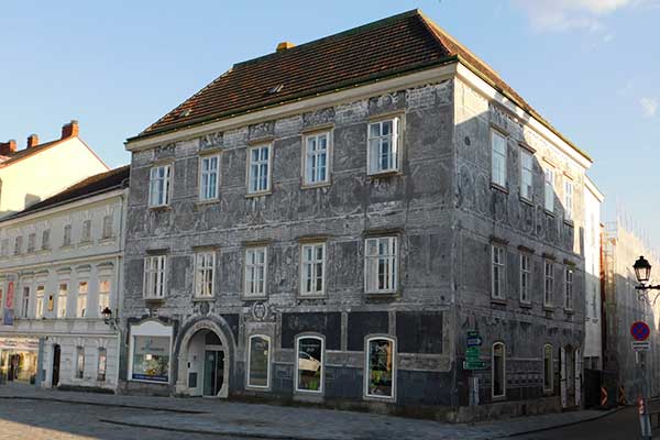 Blick auf das Sgraffitohaus am Marktplatz