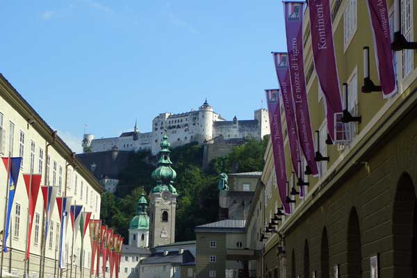 Der Blick vom Festspielhaus auf die Festung