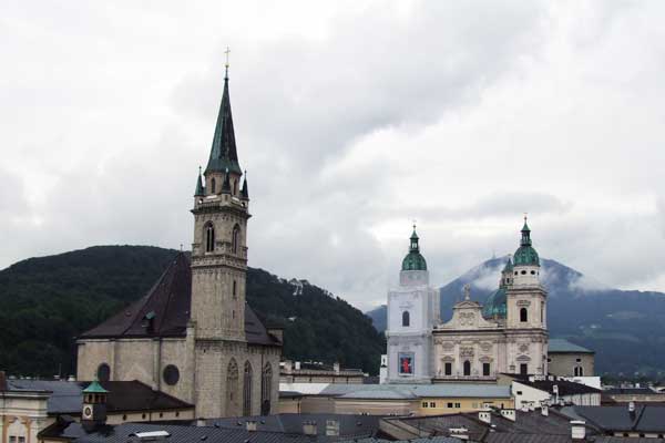 Blick auf die vielen Kirchen von Salzburg