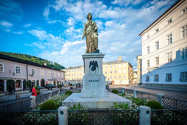 Das Mozartdenkmal am Mozartplatz (Foto © Salzburg Tourismus) 