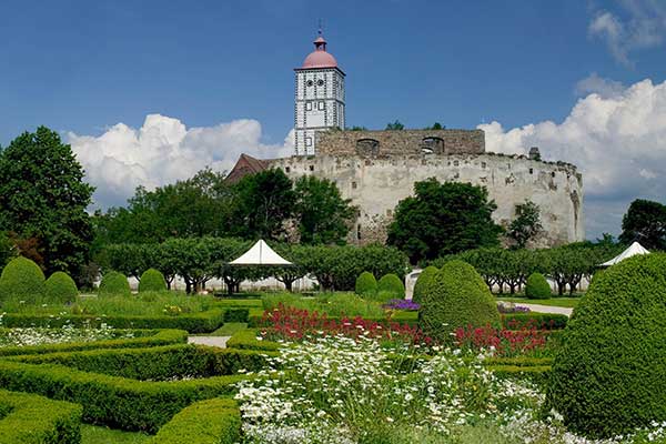 Durch den historischen Turniergarten zur Burg (Foto © Schallaburg, Lackinger) 