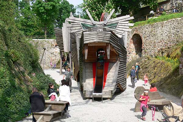 Viel Spaß gibt's für die kleinen Besucher am Spielplatz im Burggraben (Foto © Schallaburg, Lackinger) 