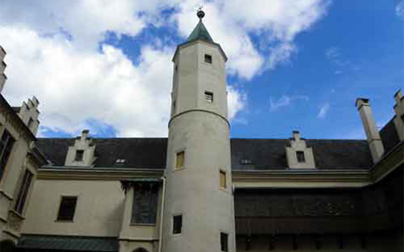 Im Hof des Schlosses