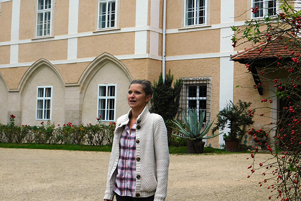 Schlossherrin Andrea Schubert führt durch den Besitz