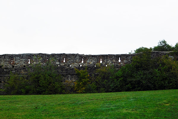 Ein Blick zur Stadtmauer