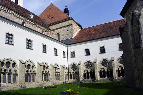 Blick auf den Kreuzgang von außen 