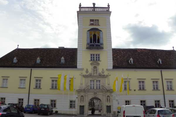 Der Blick auf den Turm des Stifts 