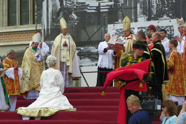 Maria Theresia wird gekrönt 