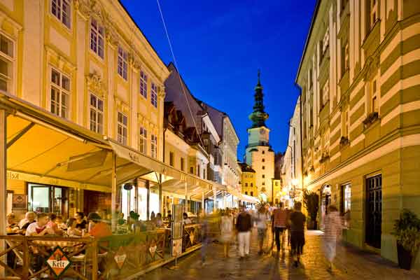 Michaelerturm und Michaelergasse (Foto © Tourismus Bratislava Region)