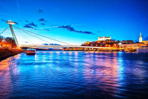 Die neue Brücke mit dem UFO-Restaurant (Foto © Tourismus Region Bratislava)