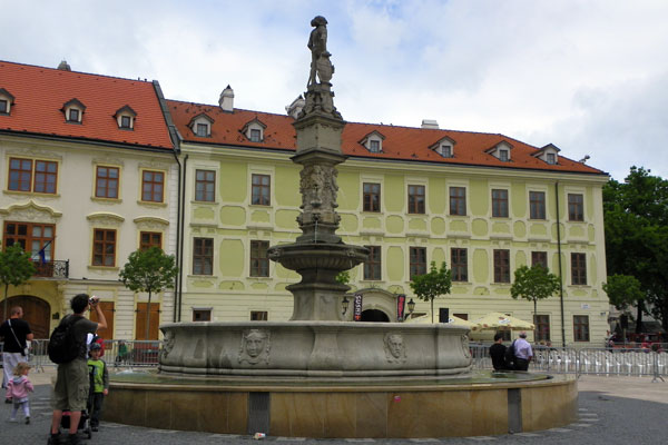 Der Hauptplatz von Bratislava mit dem Rolandbrunnen