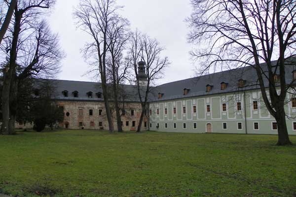 Blick vom Park auf das Kastell