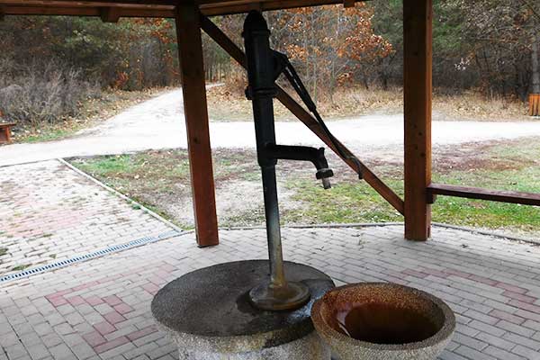 Hier kann man das Heilwasser kostenlos trinken und für den Eigenbedarf abfüllen