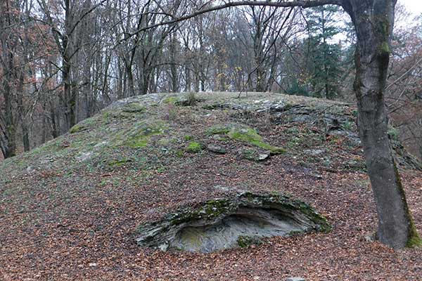 Beim Spaziergang entlang des Lehrpfades lernt man auch die Plätze kennen, wo früher die Quellen sprudelten