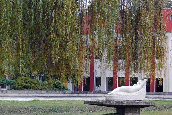 Überall begegnet man Statuen in Dudince