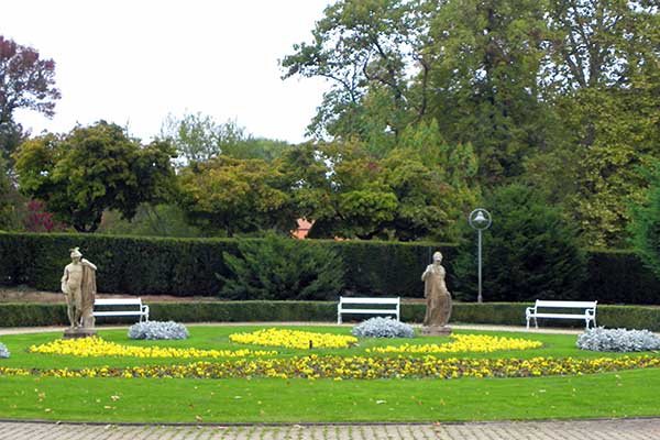 Blick auf die Gartenanlage vor dem Thermia Palace Hotel