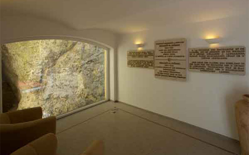 Blick auf die römische Felsinschrift