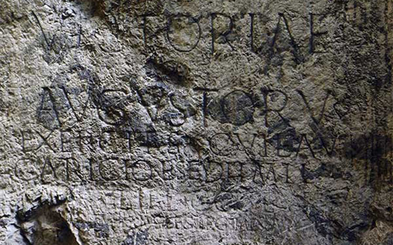 Ein Blick auf die Inschrift am Burgfelsen