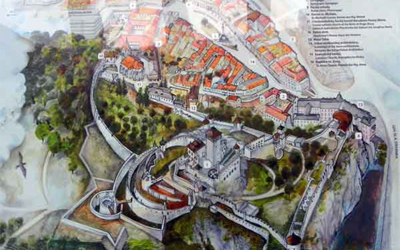 Blick auf die Burganlage und die Stadt