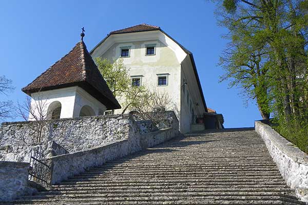 Von der Anlegestelle der Pleta auf der Insel zur Kirche