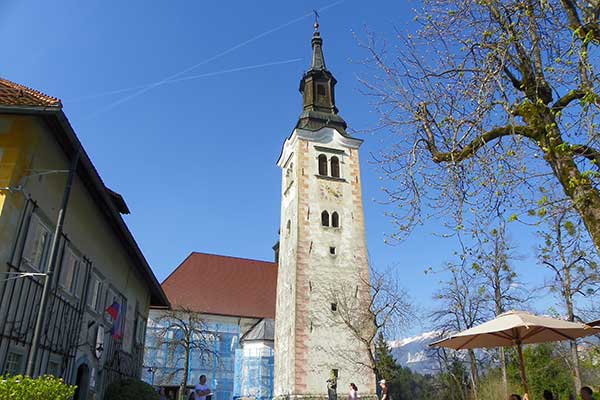 Blick zur Kirche und dem Kirchturm