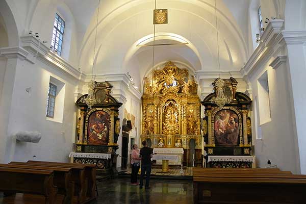 Im Inneren der Kirche, Blick auf den Altar