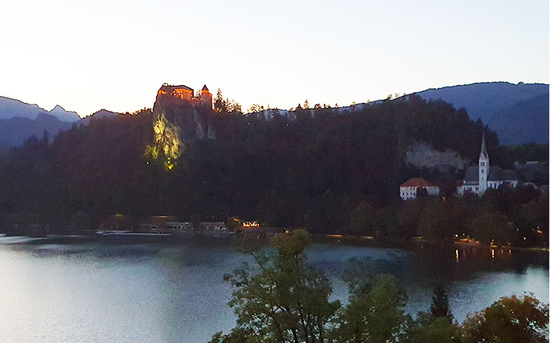 Blick zur beleuchteten Burg am Abend