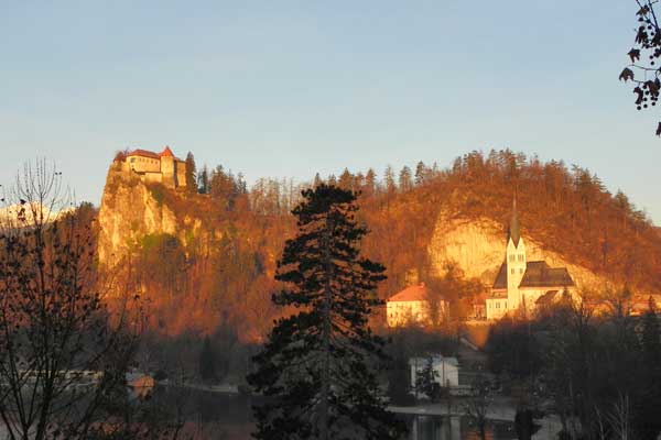 Blick auf die Bleder Burg am Abend