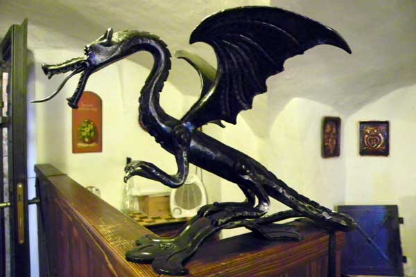 Der Drache in der Kunstschmiede der Burg