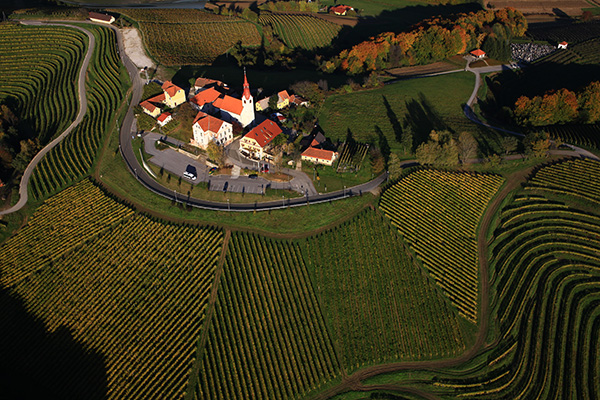 Blick auf die Kirche "Zur traurigen Mutter Gottes (Foto © TIC Ormož)