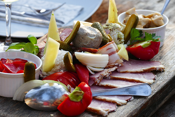 Zum Wein gibt's regionale Spezialitäten wie das Kübelfleisch (Foto © TIC Ormož)