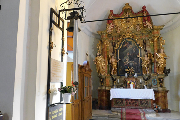 Die Wunschglocke vor dem Nebenaltar