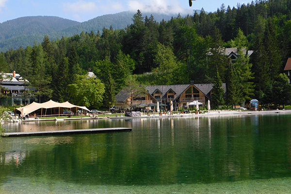 Blick über den See zum Jasna Chalet Resort