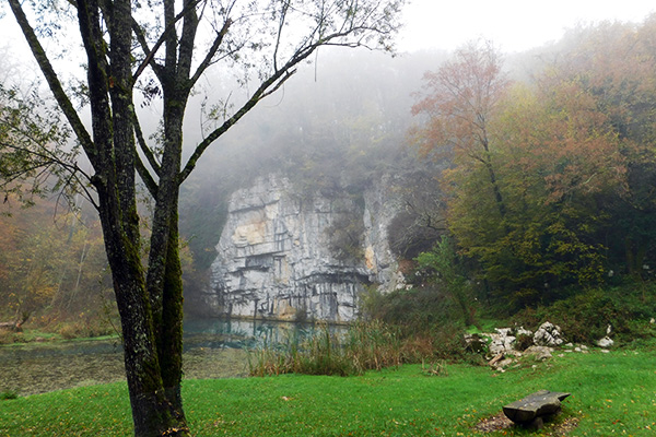 Die Quellen der Krupa entspringen unter diesem Felsen