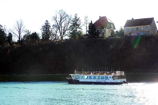 Ein Ausflugsschiff auf der Drau 