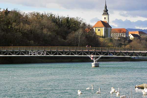 Brioni Brücke mit Blick nach Stenice 