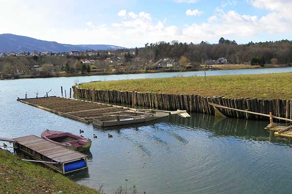 Es ist ein großer Spaß mit dem Floß über die Drau zu fahren 