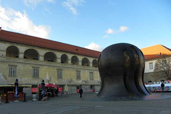  Das Schloss mit dem NOB Denkmal 