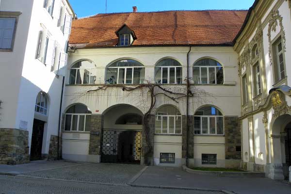 Das Schloss mit dem NOB Denkmal 