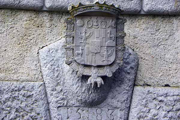 Das Wappen über dem Eingang der Burg