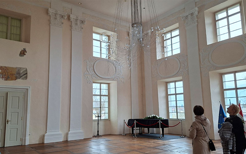 Im Barocksaal des Schlosses