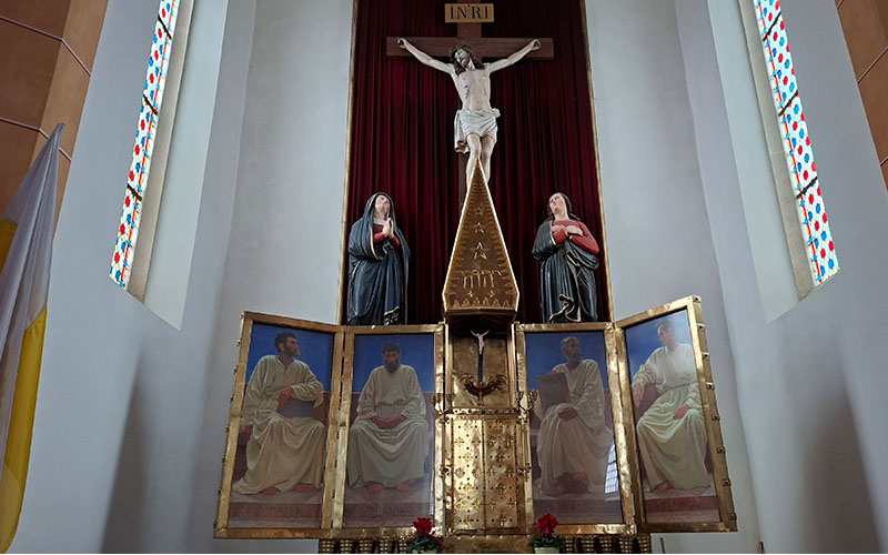 Blick zum Seitenaltar