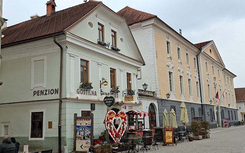 Blick auf das Haus Lectar und das Schloss