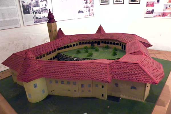 Blick auf ein Modell der Schlossanlage