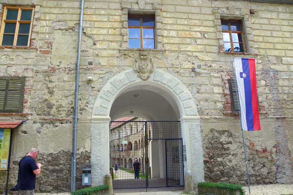 Der Eingang zum Schloss