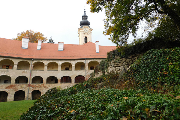 In der Mitte des Innenhofes befindet sich ein Kraftplatz