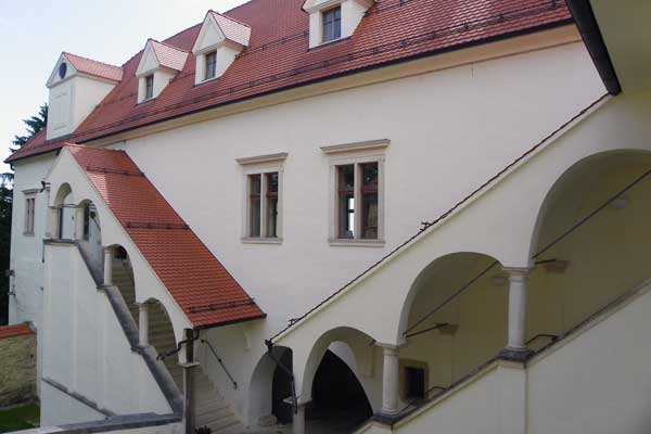 Der wunderschöne Treppenaufgang der neuen Burg