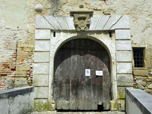 Über die Zugbrücke ging es früher in die Burg