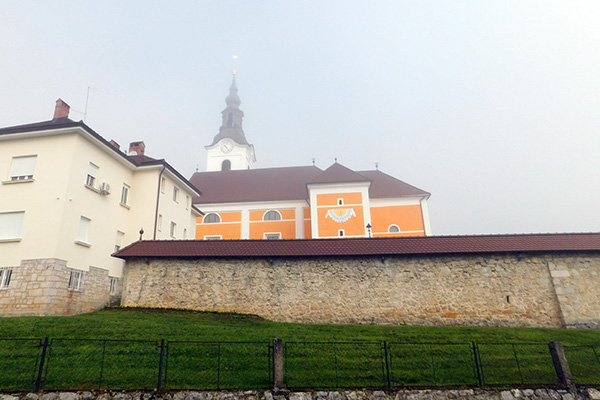 Blick auf Kirche und die alte Stadtmauer