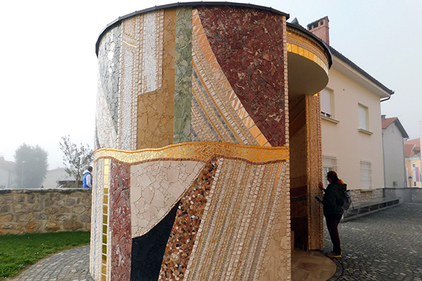 Die Kapelle der Heiligen Theresa vor der Kirche